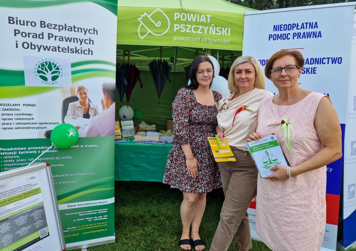 Pracownice pszczyńskiego starostwa i dogmy przy stoisku z promocją porad prawnych.