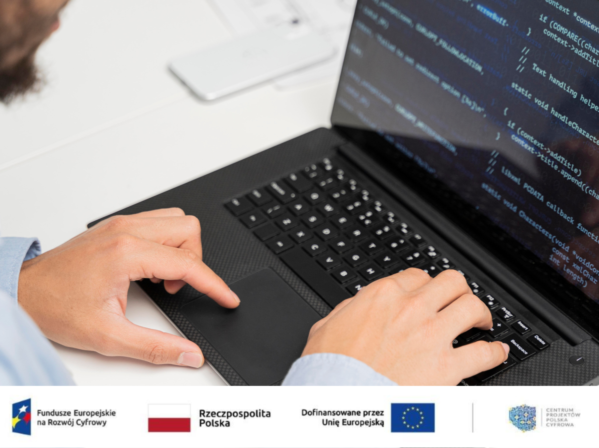 Mężczyzna pracujący przy komputerze, na dole logotypy projektu.