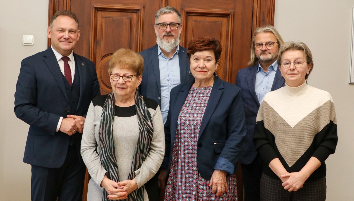 Członkowie Rady z wicestarostą we wspólnym zdjęciu.
