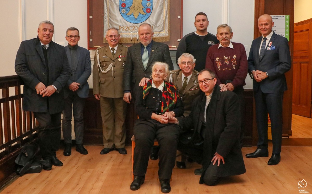 Rodzina Stanisława Tumana i delegacja z Tarnowa.