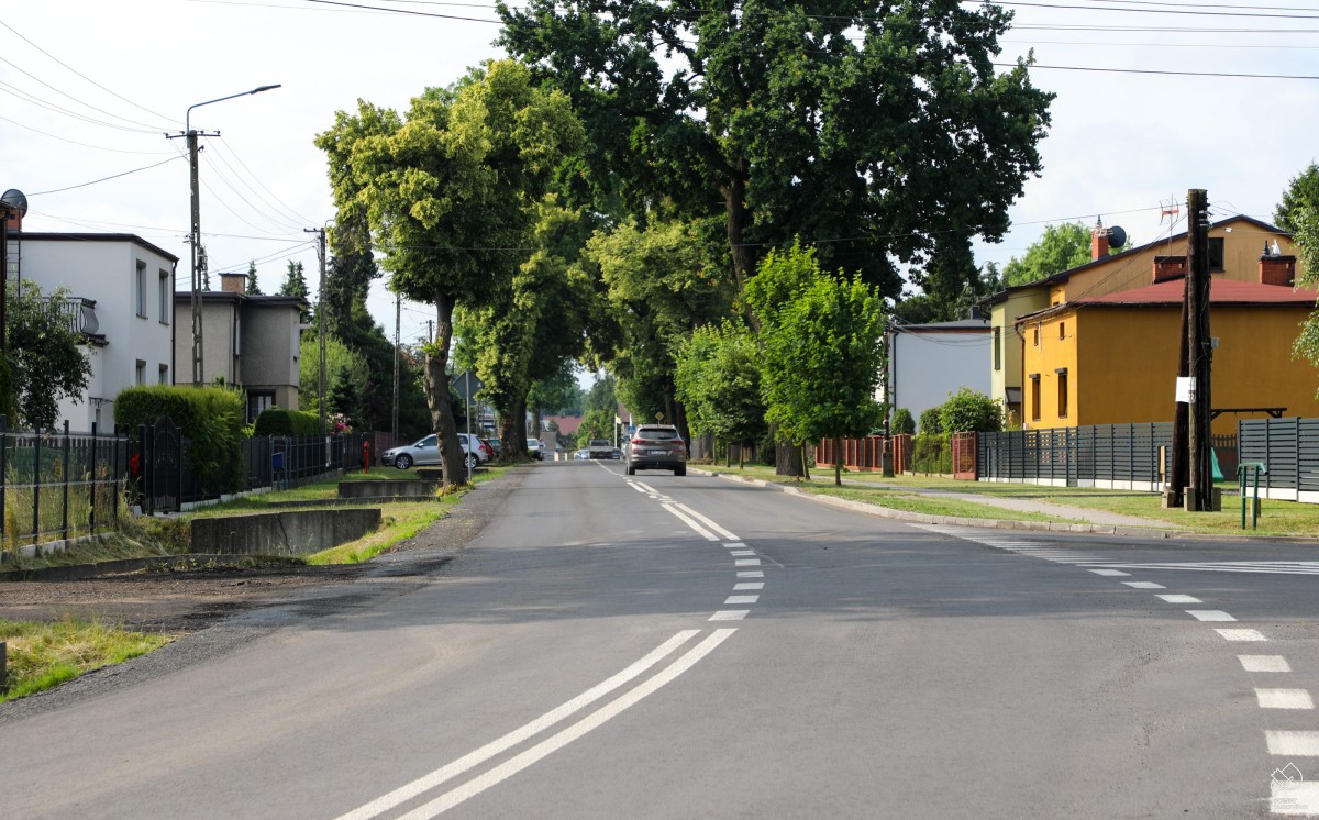 Wyremontowana droga w Czarkowie, która jedzie samochód.