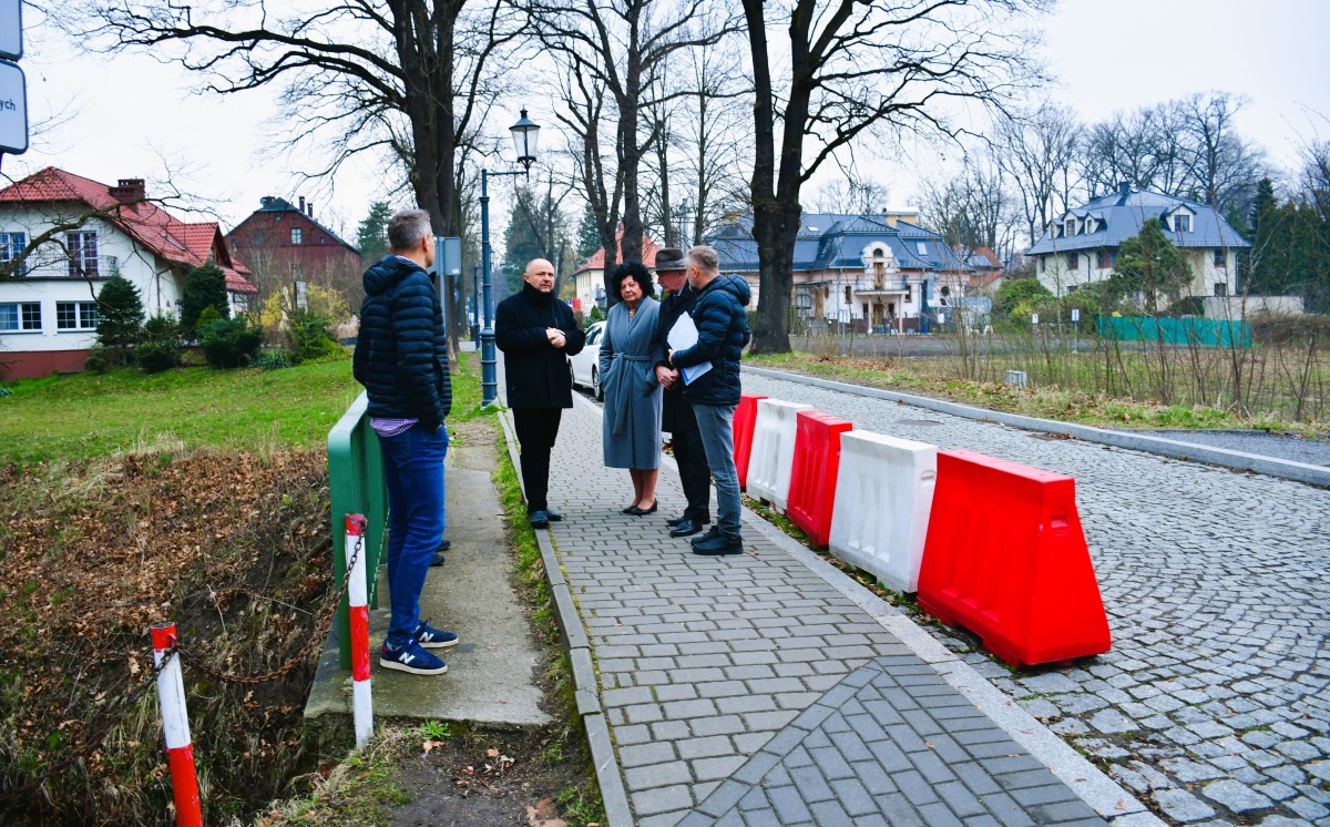 Samorządowcy na przepuście.
