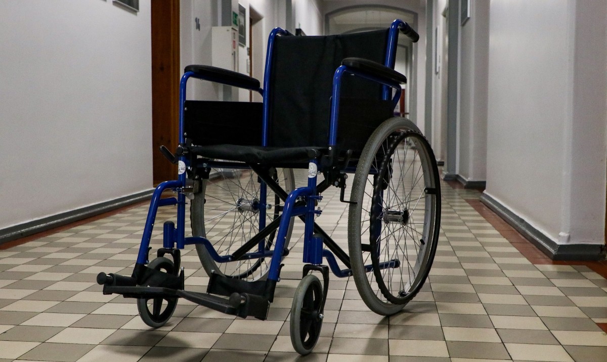 Wózek inwalidzki na korytarzu pszczyńskiego starostwa