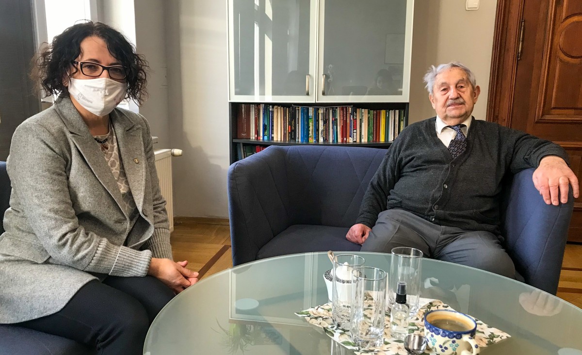 Starosta Barbara Bandoła podczas spotkania z Tadeuszem Rydzewskim, uczestnikiem Marszu Śmierci w swoim gabinecie.