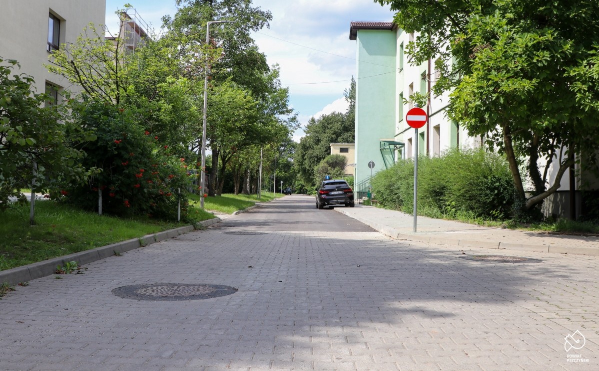 Przebudowana droga obok internatu. Wjazd z kostki brukowej, dalej asfalt.