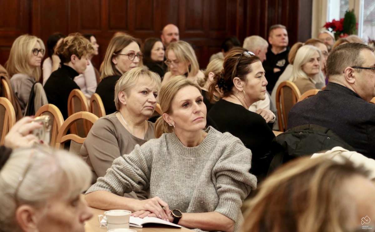 Dyrektorzy siedzą przy stołach w staostwie.