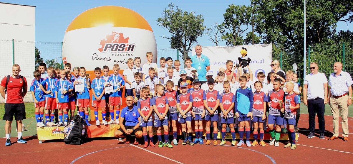 Najlepsze drużyny klubowych mistrzostw, młodzi piłkarze ubrani w piłkarrskie stroje pozują do zdjęcia