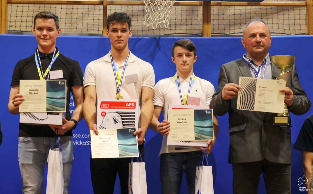 Wygrani wraz z opiekunem na podium.