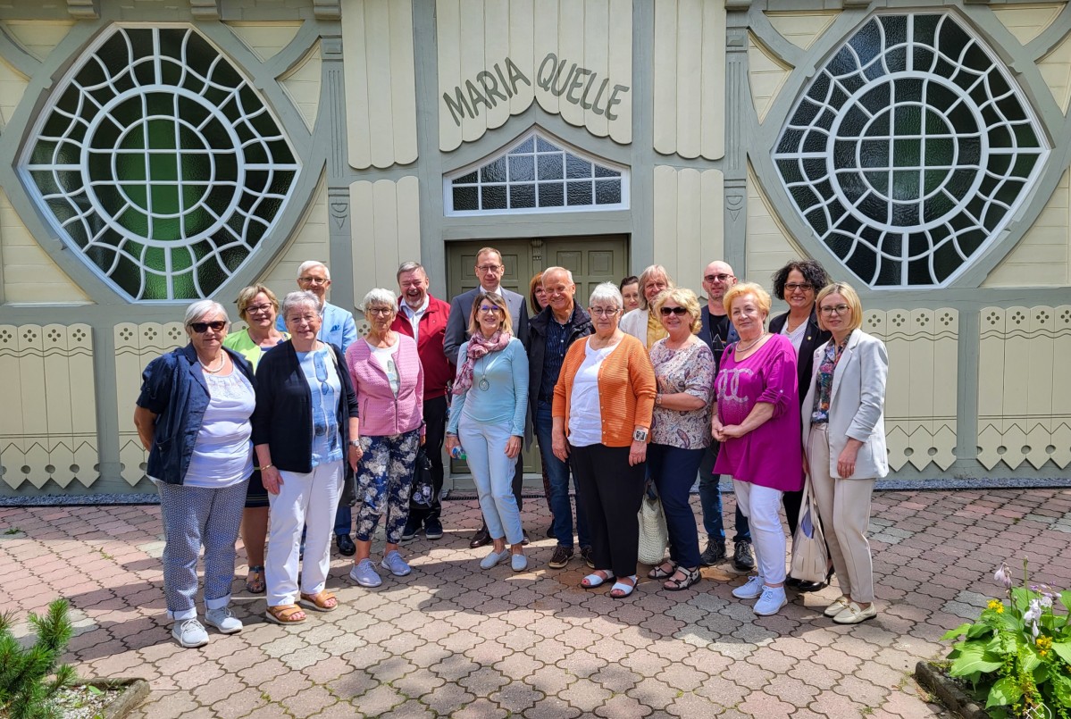 Grupa seniorów z powiatu pszczyńskiego oraz Anhalt-Bitterfeld ze starostą Barbarą Bandołą, prezesem uzdrowiska Jarosławem Wieszołkiem i Katarzyną Grandą, koordynatorką forum seniorów
