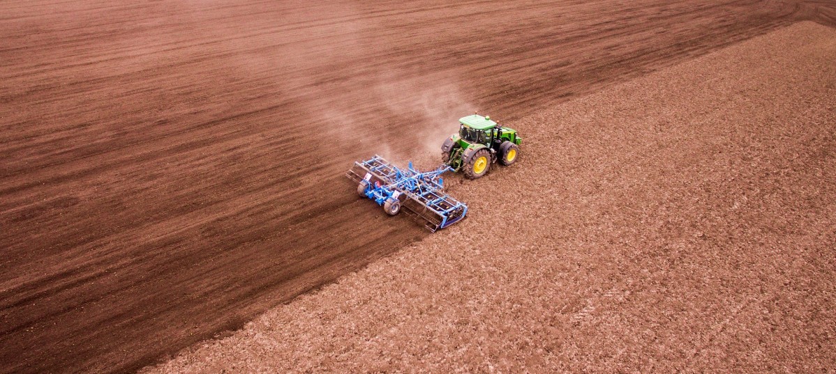Traktor orający pole. Zdjęcie z lotu ptaka.