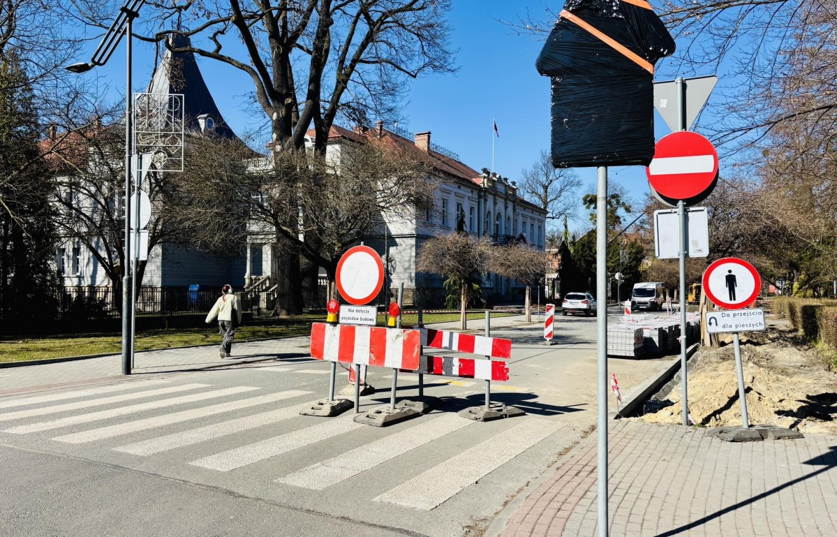 Wjazd do Starostwa, ze znakiem zakazu od strony ronda.