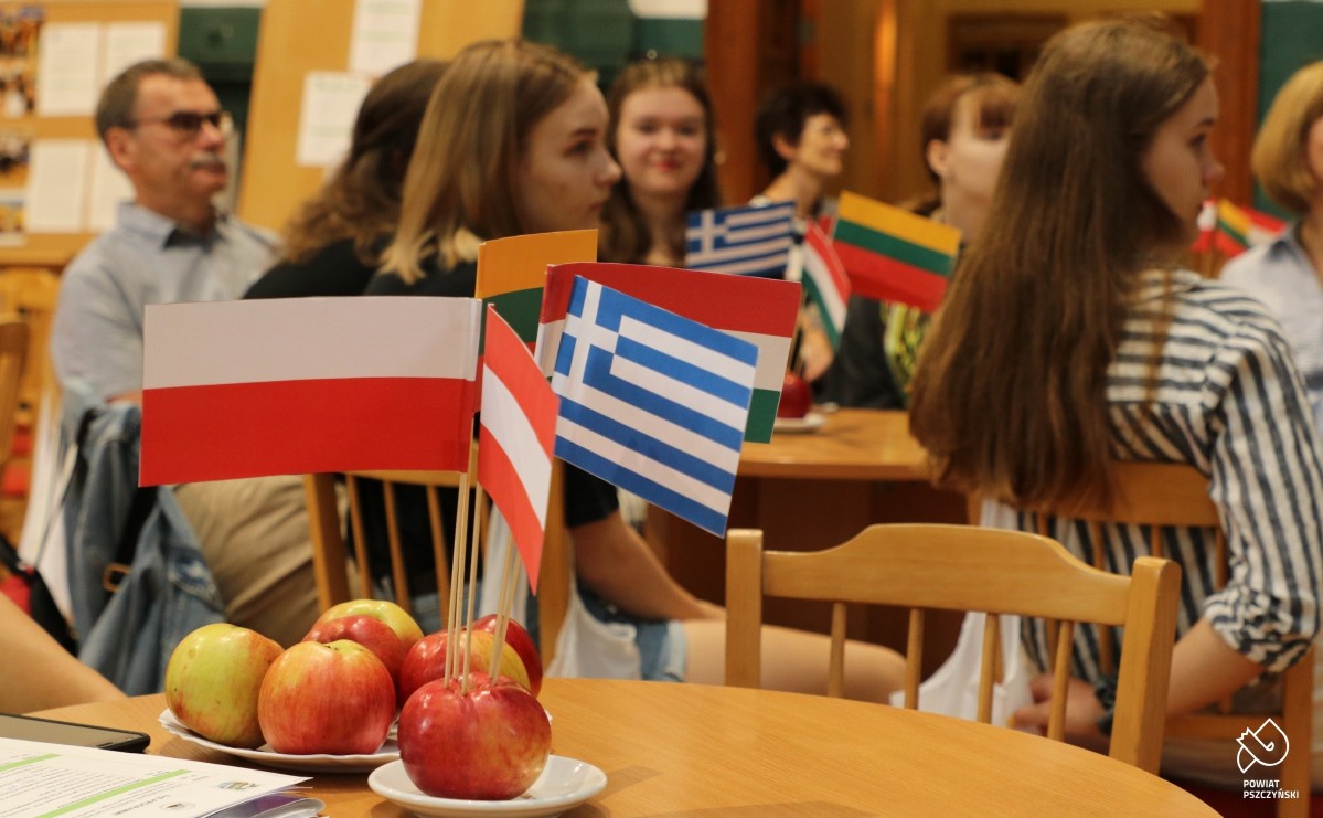 Jabłka z bitymi flagami uczestników projektu.