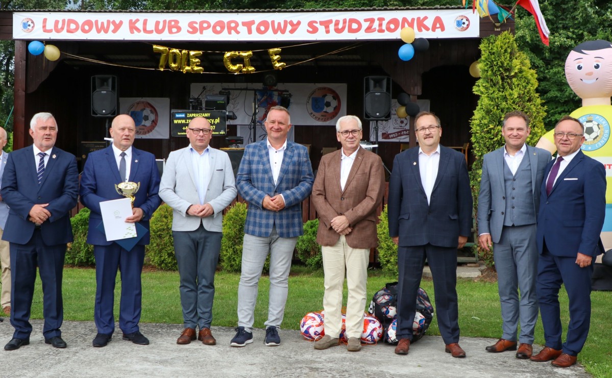 Grupa samorządowców i działaczy LKS-u Studzionka na wspólnym zdjęciu