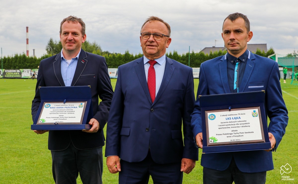 Prezes ŚZPN wraz z prezesami klubów obchodzących jubileusze na murawie boiska.
