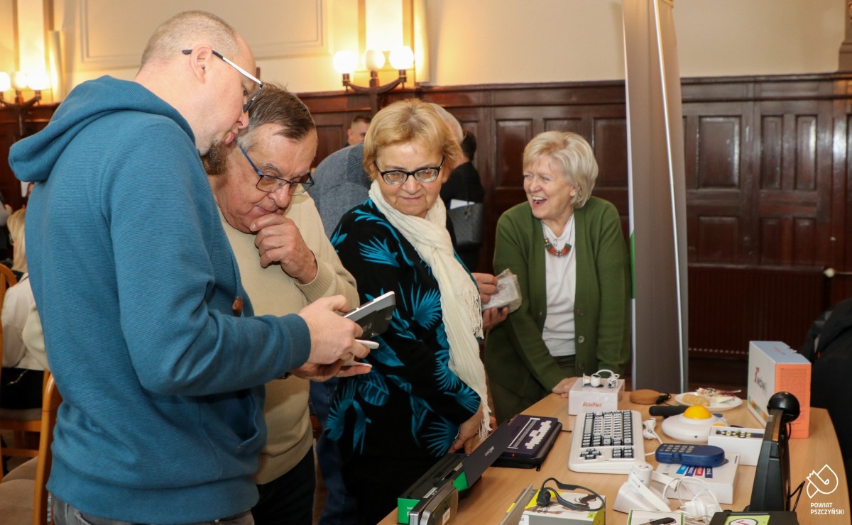 grupa osób oglądająca sprzęt w wypożyczalni
