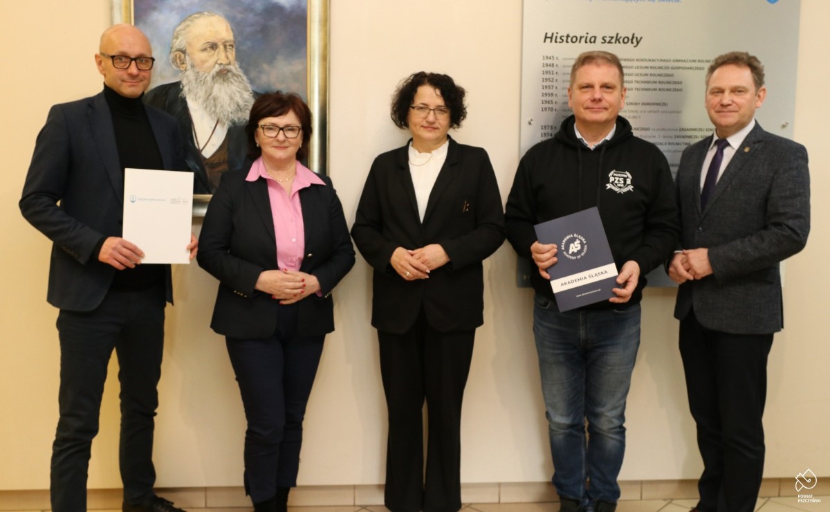 Osoby uczestniczące w spotykaniu z podpisanym porozumieniem.