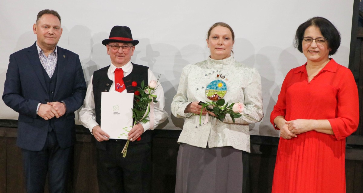 Starosta, wicestarosta z czlonkami Pszczyńskiej Orkiestry Ludowej.