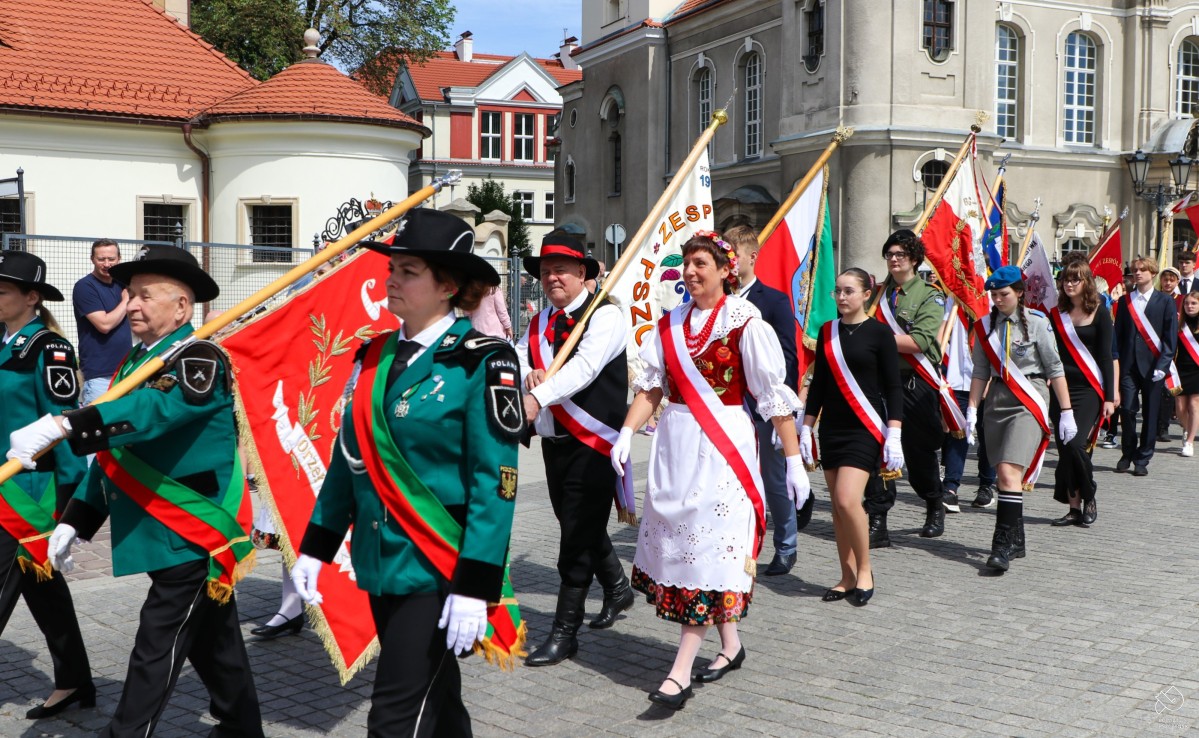 Poczty sztandarowe wchodzą na rynek od parku.