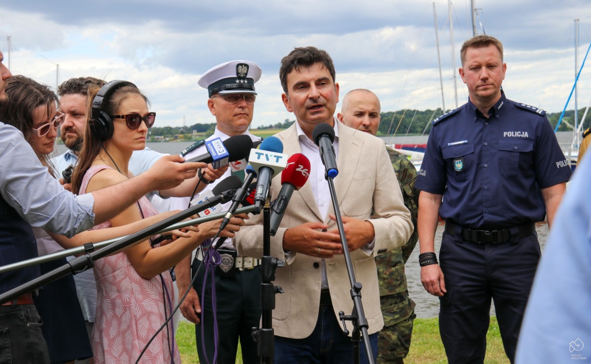 Wojewoda przy mikrofonach radiowców.