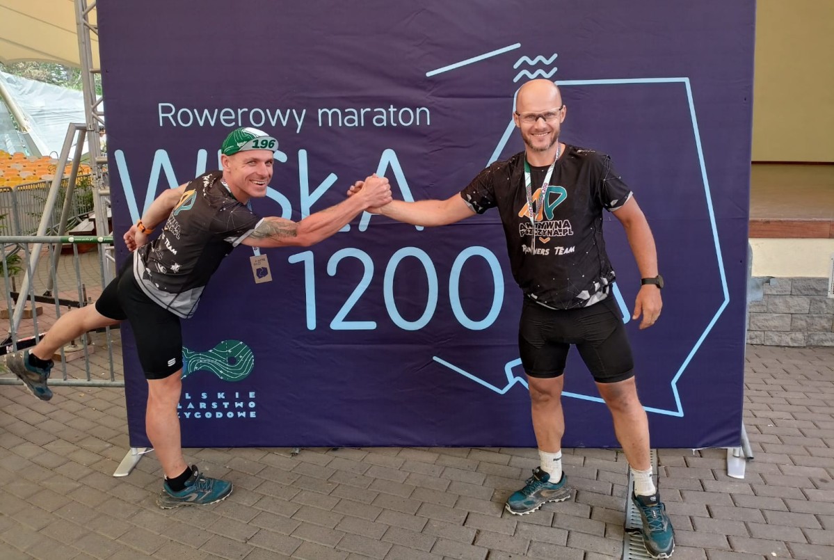 Dwaj rowerzyści po ukonczonym maratonie, ściskają sobie dłonie