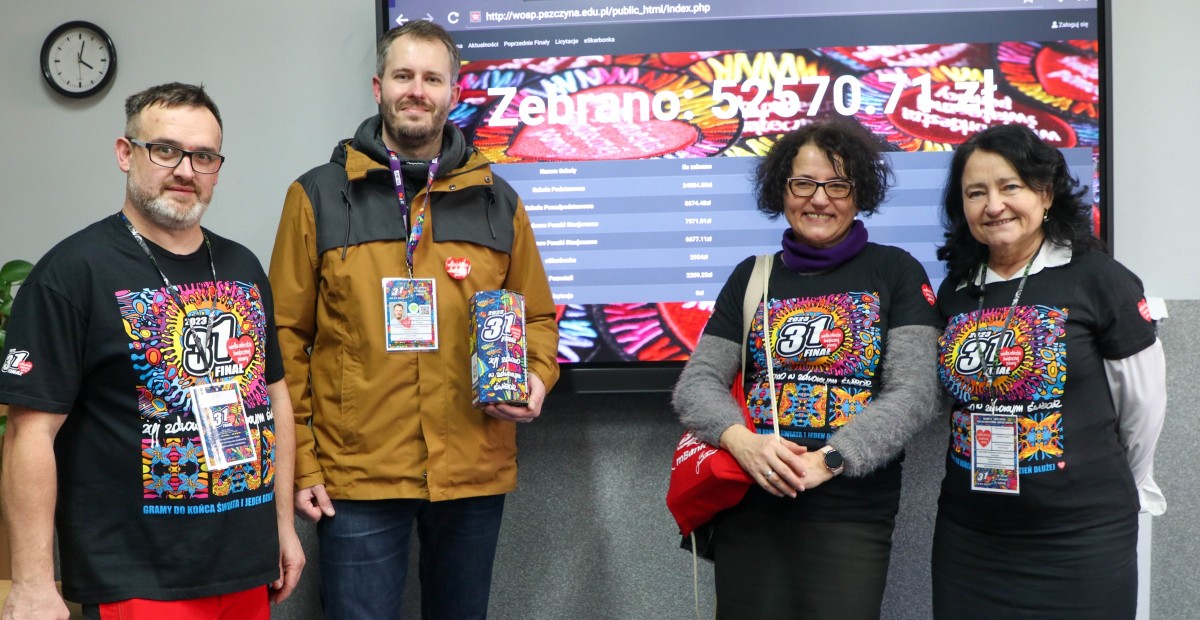 w pomieszczeniu stoją Artur Wojciech, Arkadiusz Gardiasz, Barbara Bandoła oraz Teresa Wojtanowicz. Mają czarne koszulki z logo wośp.