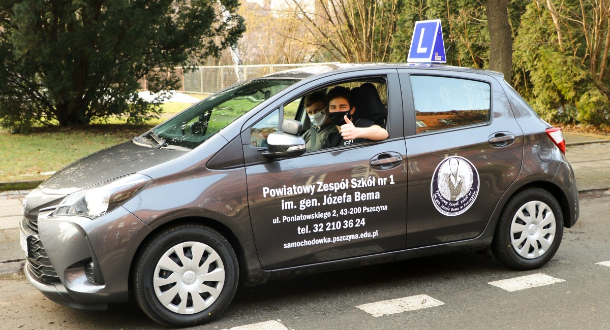 Nowy samochód do nauki jazdy dla uczniów powiatowej szkoły
