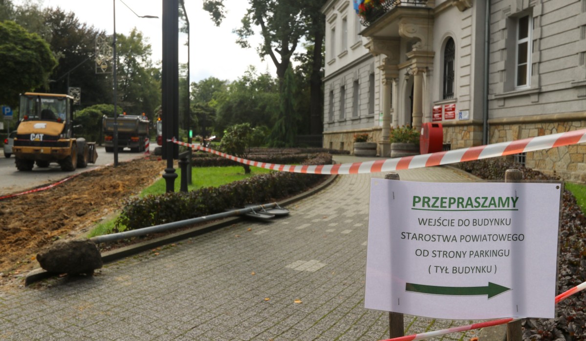 kartka, remont chodnika - informacja o wejściu obok