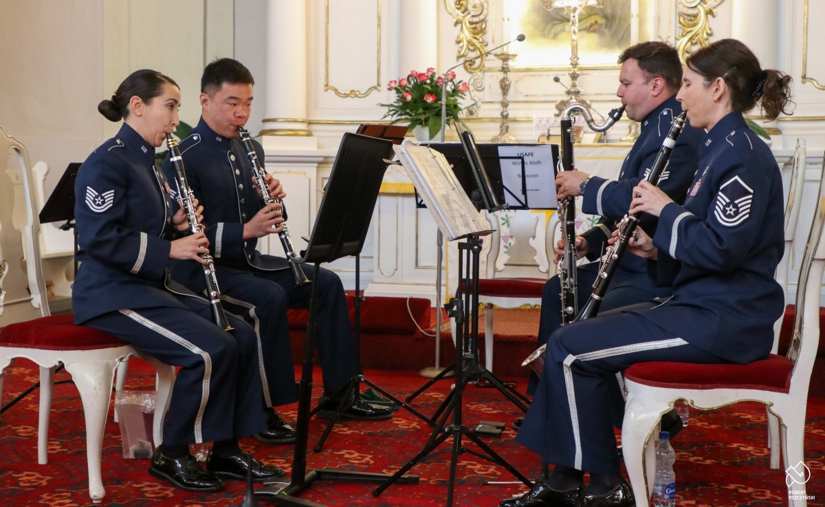 Muzycy kwartetu klarnetowego Allied Winds grają na instrumentach.