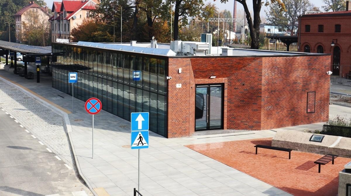 Budynek centrum przesiadkowego w Pszczynie, parterowy, z cegły i szyb.