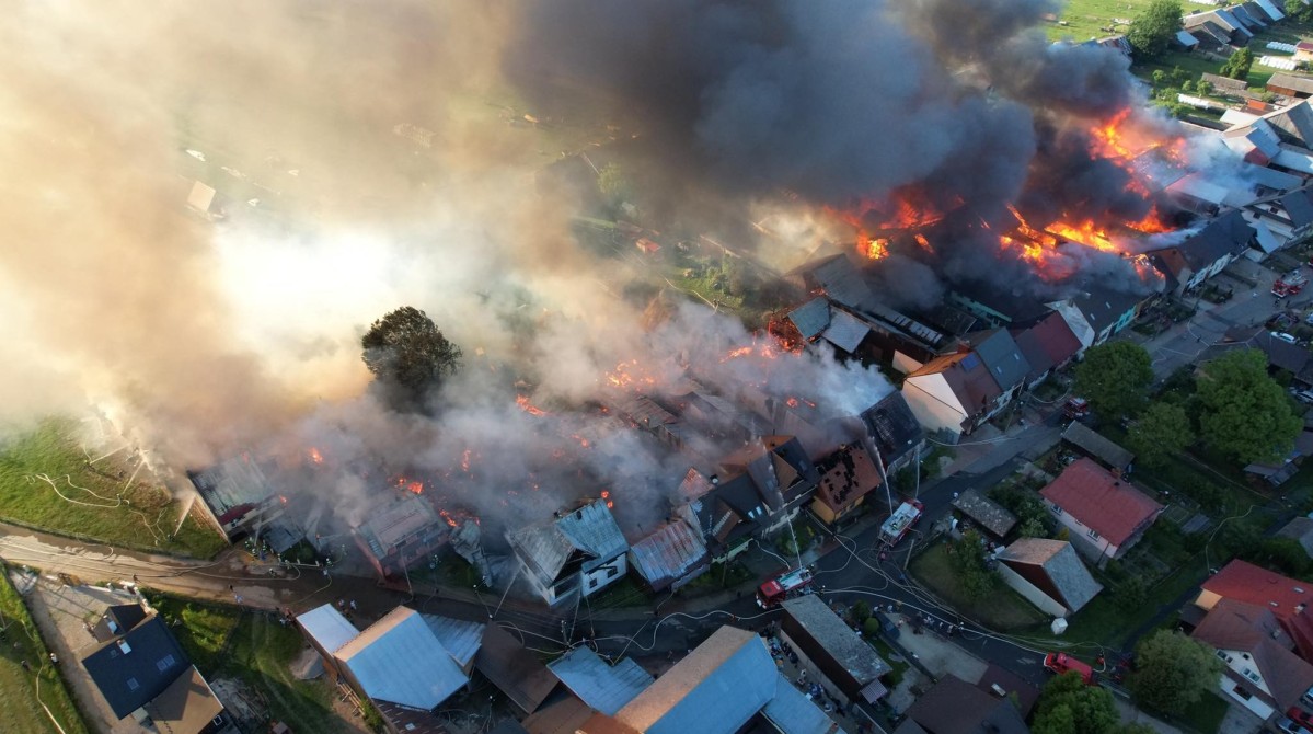 Widok z lotu ptaka na płonące budynki w Nowej Białej.