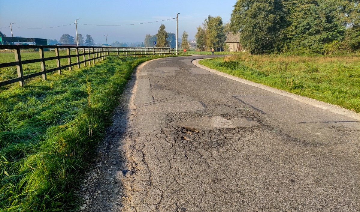 Dziurawa droga w Ćwiklicach na ul. Kombatantów.