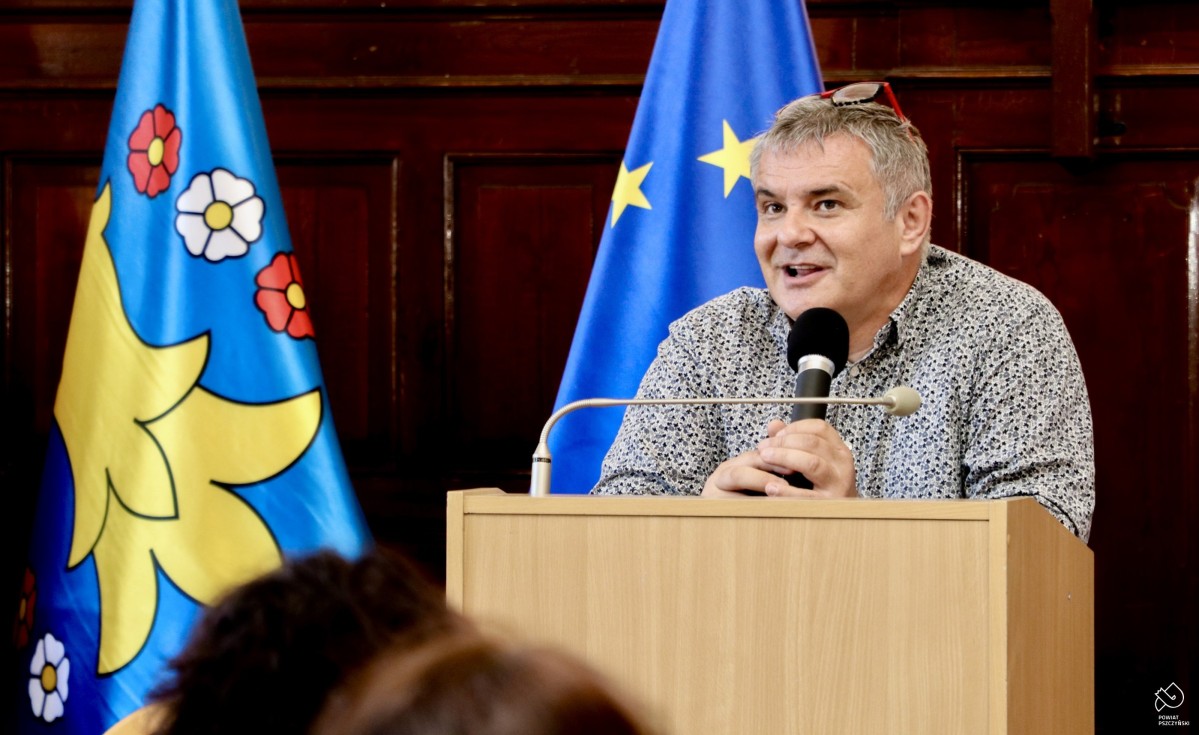 Pyżalski przemawia przy mównicy.