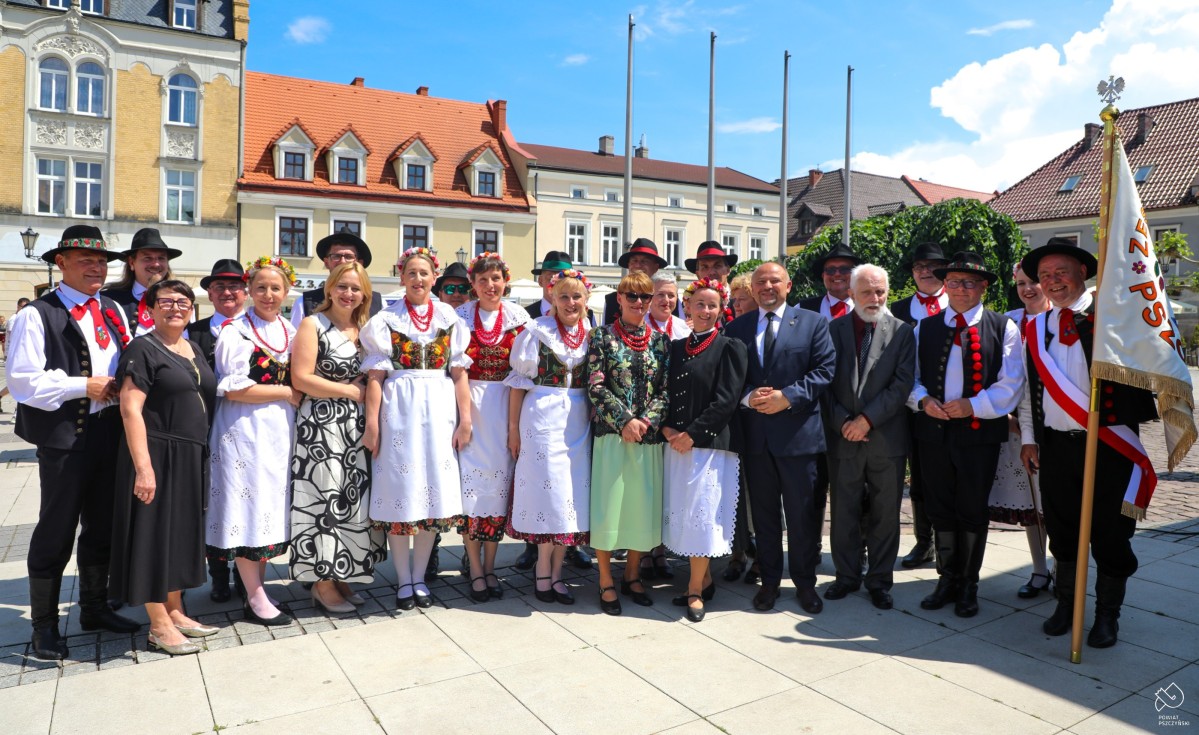 Członkowie zespołu z samorządowcami.