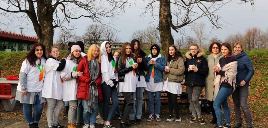 Grupa uczniów Powiatowego Zespołu Szkół nr 2 podczas akcji szafowania - zbierania uzywanych ubrań, z której środki zostały przeznaczone na leczenie chorego dzieci.