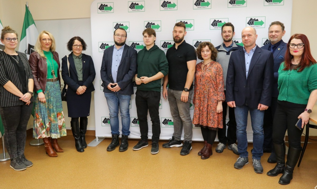 Uczestnicy spotkania podsumowującego projekt, za nimi ścianka PUP w Pszczynie.