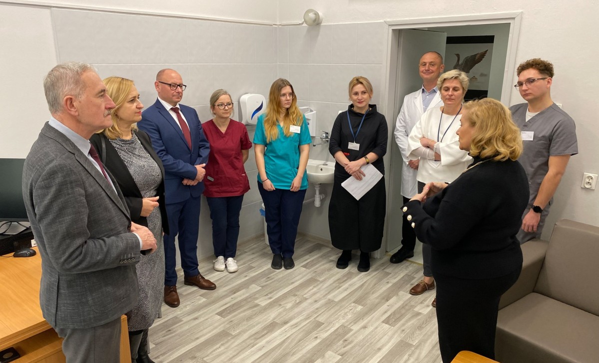 W pomieszczeniu nowej poradni stoją przedstawiciele samorządu i szpitala