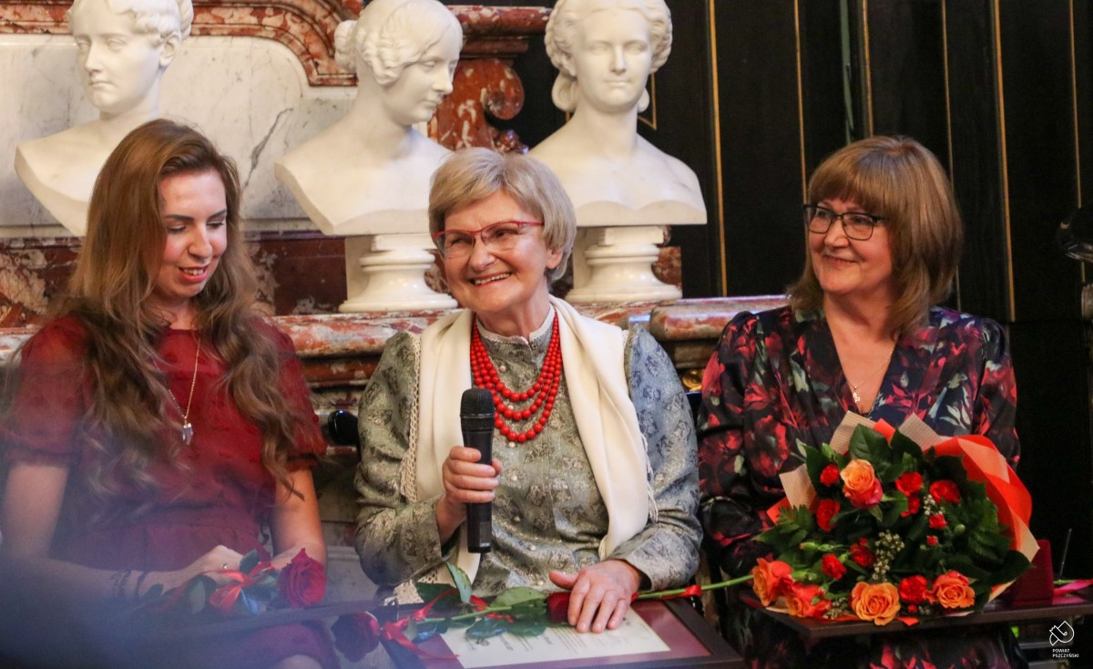 Jadwiga szymik, Aleksandra Sosna i Teresa Buczak siedza na krzesłach w sali lustrzanej
