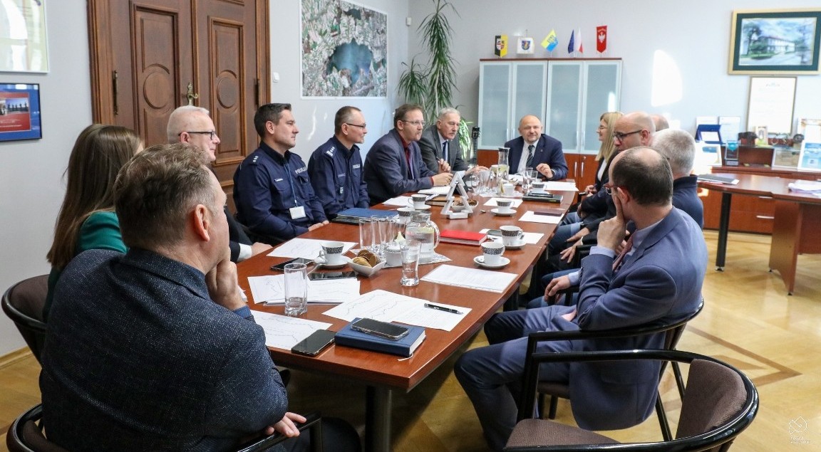 Za stołem w gabinecie starosty siedzą członkowie komisji bezpieczeństwa