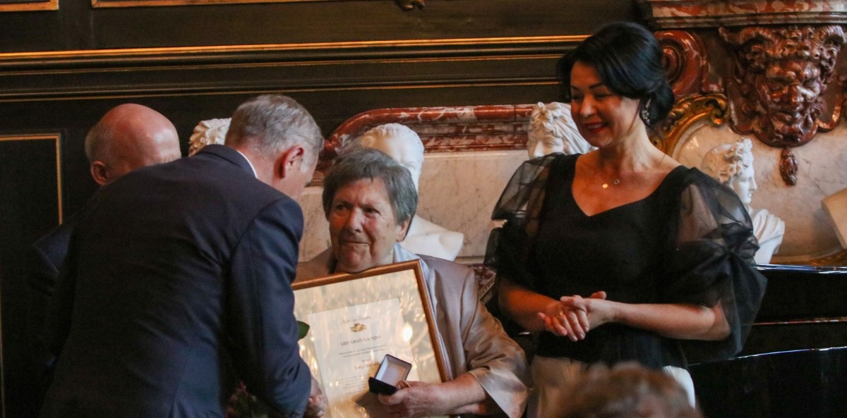 Laureatka Łucja Paszek w towarzystwie osób wręczających wyróżnienie