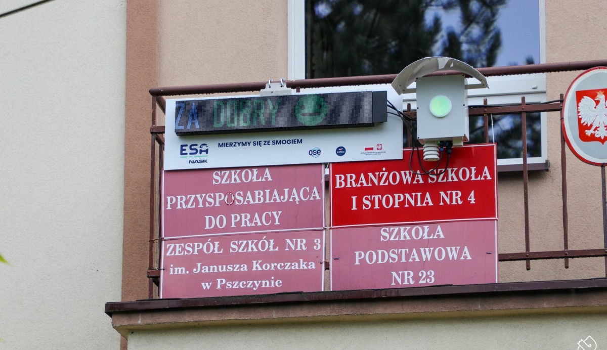 Miernik smogu oraz tablica led, która wyświetla jakość powietrza