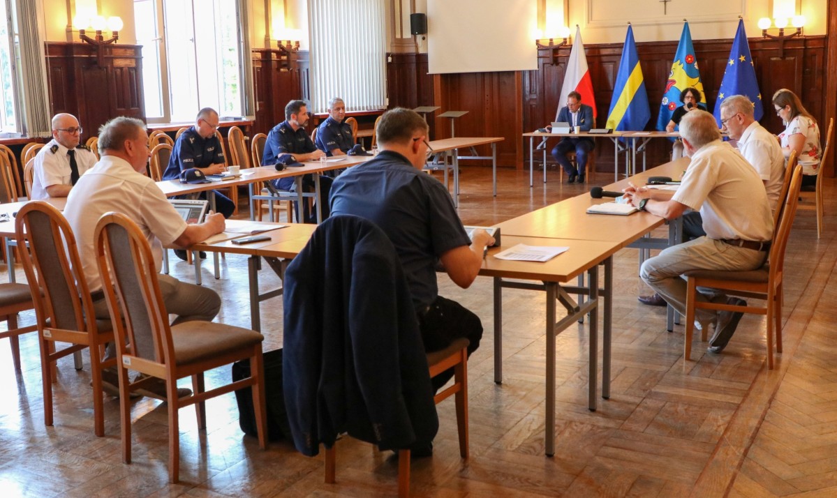 W sali sesyjnej starosta za stołami ustawiony w kształt prostokąta siedzą członkowie Komisji Bepzieczeństwa. Trwa posiedzenie.