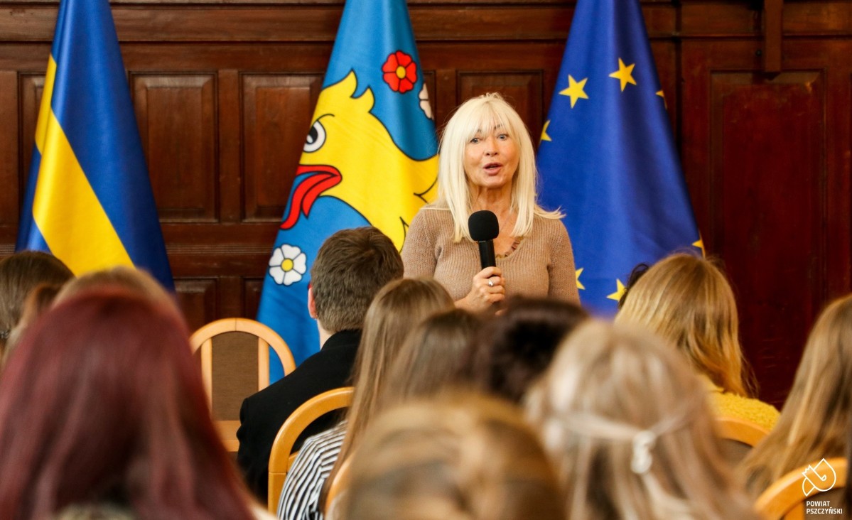 Sędzia Anna Maria Wesołowska podczas wykładu z nauczycielami w sali sesyjnej straostwa.
