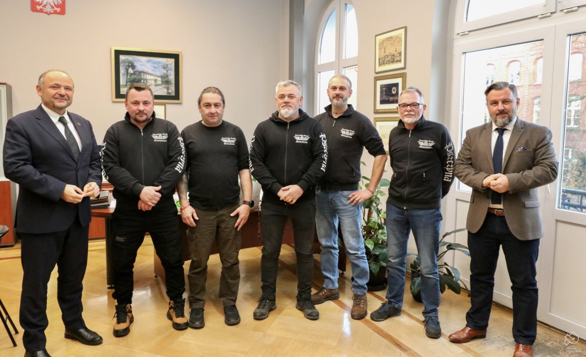 Motocykliści ze starostą w jego gabinecie.