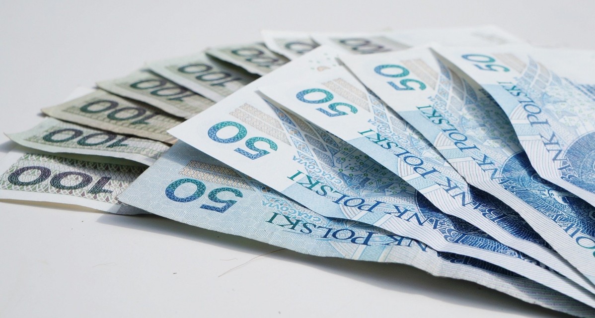 Rozłożone banknoty 50 i 100 złotowe.