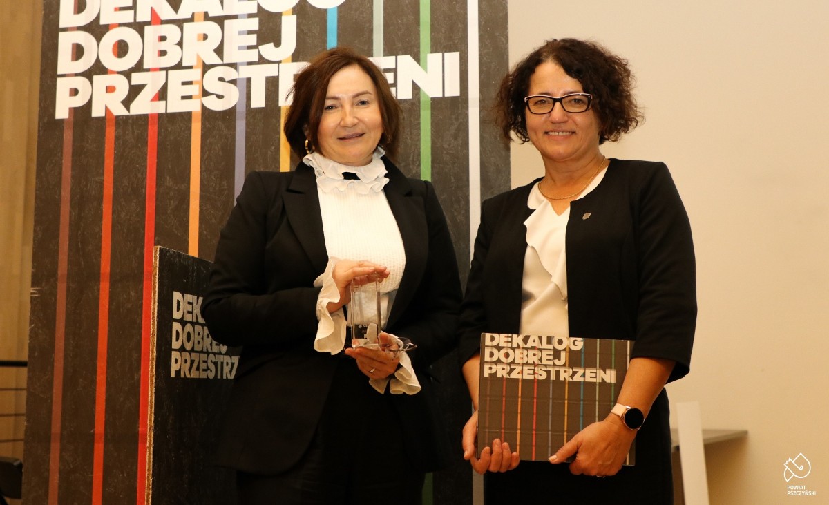 Starosta pszczyńska z Małgorzatą Szafron-Szendzielorz w muzeum śląskim. Trzymają statuetkę.