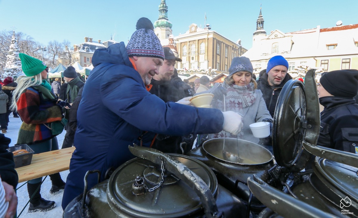 Wicestarosta i zca burmistrza nalewający zupę do słoików