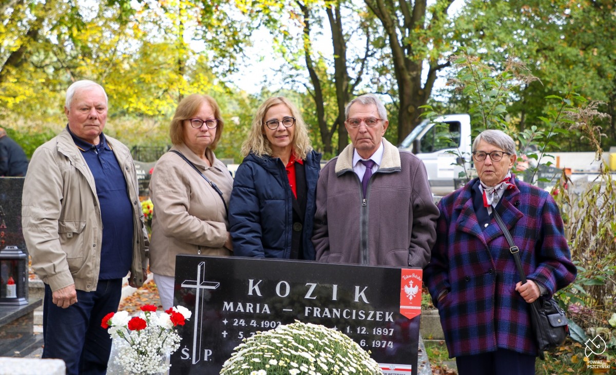 Rodzina Franciszka Kozika przy grobie odznaczonym.