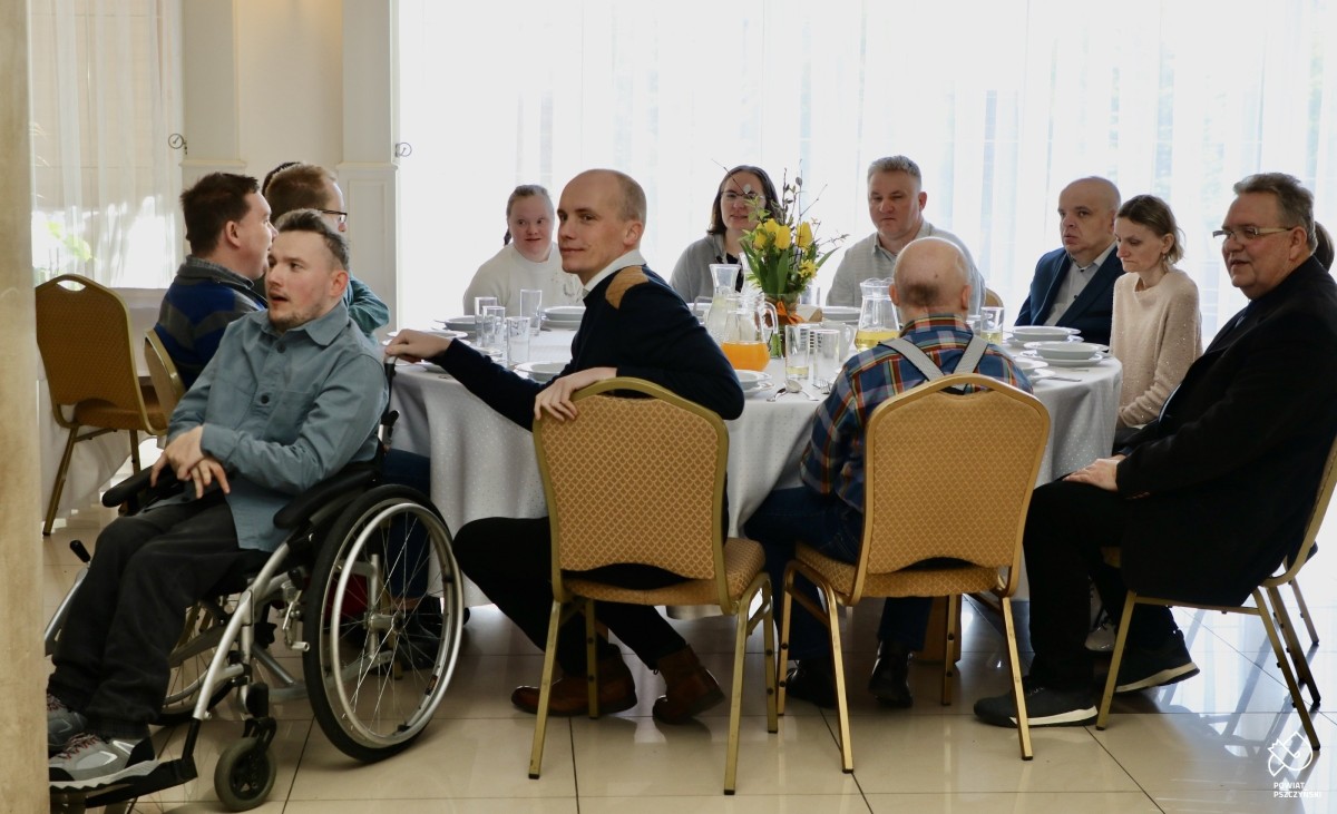 Uczestnicy siadania przy jednym stole.