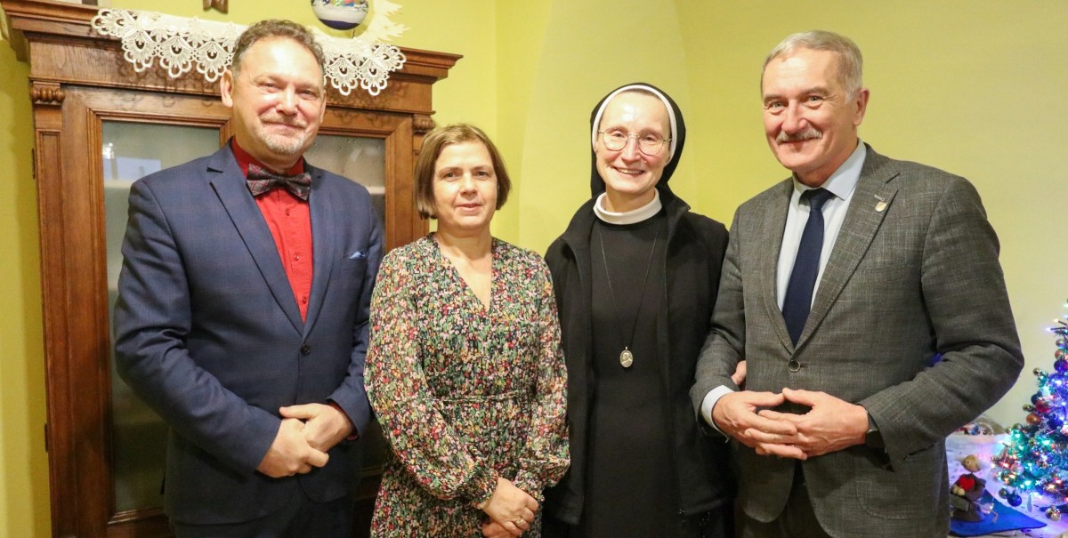 Wicestarosta, kierownik PCPR, siostra Lidia i członek Zarządu we wspólnym zdjęciu, stoją obok siebie, uśmiechają się.