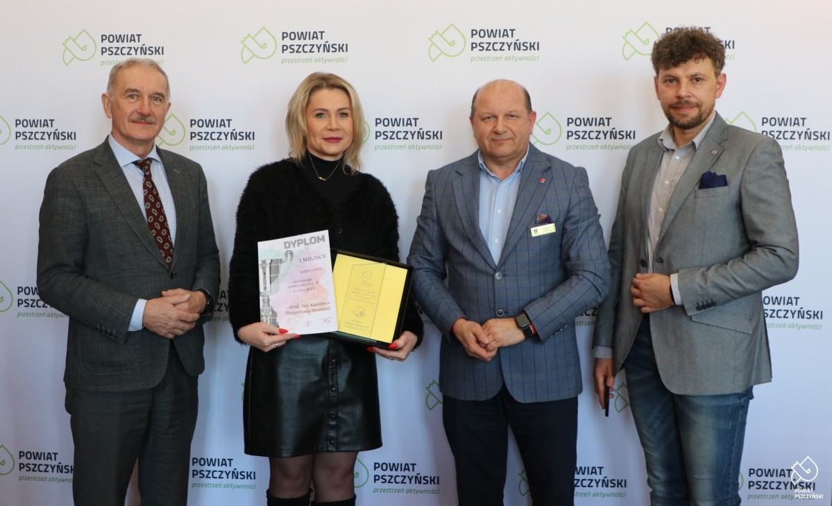 Przedstawiciele firmy, która zajęła 1 miejsce z członkiem Zarządu i naczelnikiem na tle ścianki powiat pszczyński.